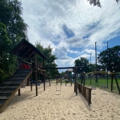 Bild vom Spielplatz anzeigen.