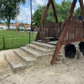 Bild vom Spielplatz anzeigen.