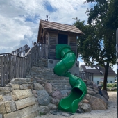 Bild vom Spielplatz anzeigen.