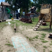 Bild vom Spielplatz anzeigen.