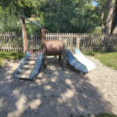 Bild vom Spielplatz anzeigen.