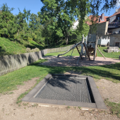 Bild vom Spielplatz anzeigen.