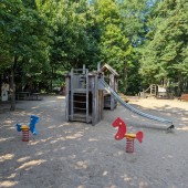 Bild vom Spielplatz anzeigen.