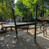Bild vom Spielplatz anzeigen.
