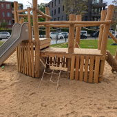 Bild vom Spielplatz anzeigen.