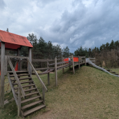 Bild vom Spielplatz anzeigen.