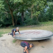 Bild vom Spielplatz anzeigen.