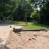 Bild vom Spielplatz anzeigen.