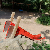 Bild vom Spielplatz anzeigen.