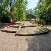 Bild vom Spielplatz anzeigen.