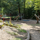 Bild vom Spielplatz anzeigen.
