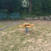 Bild vom Spielplatz anzeigen.
