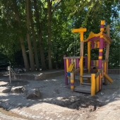 Bild vom Spielplatz anzeigen.