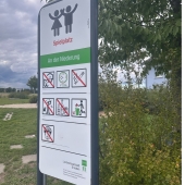 Bild vom Spielplatz anzeigen.