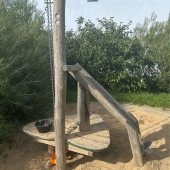 Bild vom Spielplatz anzeigen.