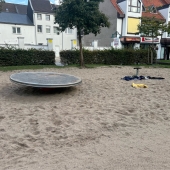 Bild vom Spielplatz anzeigen.