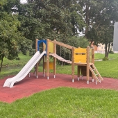 Bild vom Spielplatz anzeigen.