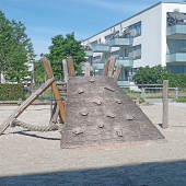 Bild vom Spielplatz anzeigen.