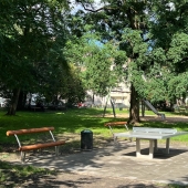 Bild vom Spielplatz anzeigen.