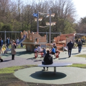 Bild vom Spielplatz anzeigen.