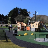 Bild vom Spielplatz anzeigen.