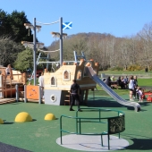 Bild vom Spielplatz anzeigen.