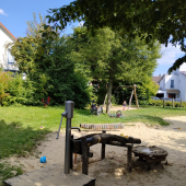 Bild vom Spielplatz anzeigen.