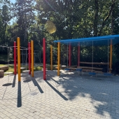 Bild vom Spielplatz anzeigen.
