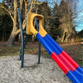 Bild vom Spielplatz anzeigen.