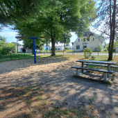 Bild vom Spielplatz anzeigen.