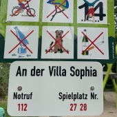 Bild vom Spielplatz anzeigen.