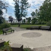 Bild vom Spielplatz anzeigen.