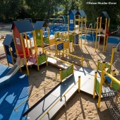 Bild vom Spielplatz anzeigen.