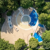 Bild vom Spielplatz anzeigen.