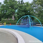 Bild vom Spielplatz anzeigen.