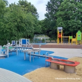 Bild vom Spielplatz anzeigen.