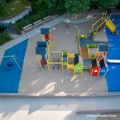 Bild vom Spielplatz anzeigen.