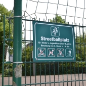 Bild vom Spielplatz anzeigen.