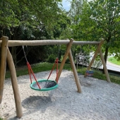 Bild vom Spielplatz anzeigen.