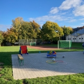 Bild vom Spielplatz anzeigen.