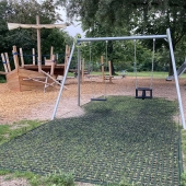 Bild vom Spielplatz anzeigen.