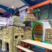 Bild vom Spielplatz anzeigen.