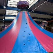 Bild vom Spielplatz anzeigen.