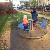 Bild vom Spielplatz anzeigen.