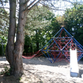 Bild vom Spielplatz anzeigen.