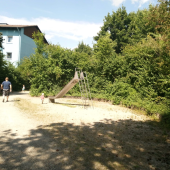 Bild vom Spielplatz anzeigen.