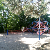 Bild vom Spielplatz anzeigen.