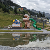 Bild vom Spielplatz anzeigen.