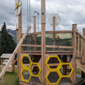 Bild vom Spielplatz anzeigen.