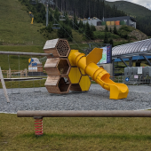 Bild vom Spielplatz anzeigen.